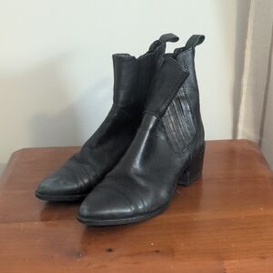 Vagabond Black Leather Chelsea Boots